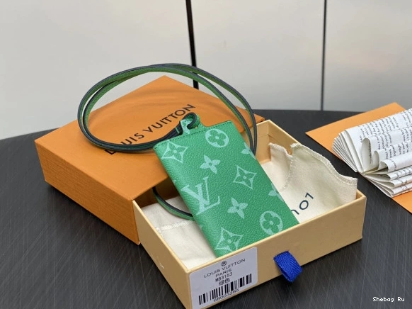 Card Holder Necklace-7.6*10*0.5CM VUITTON LOUIS 0802